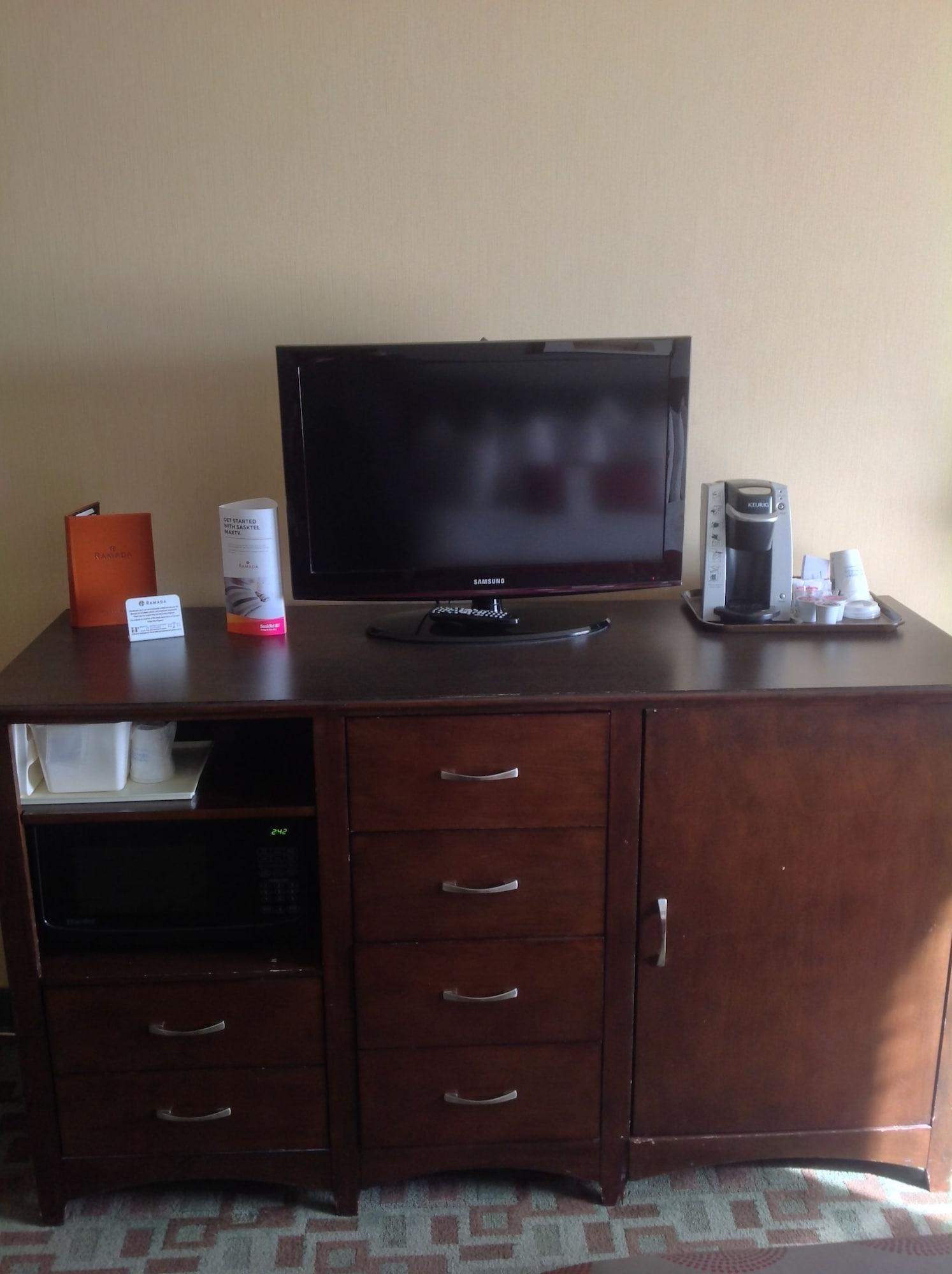 Hotel Ramada By Wyndham Saskatoon Esterno foto