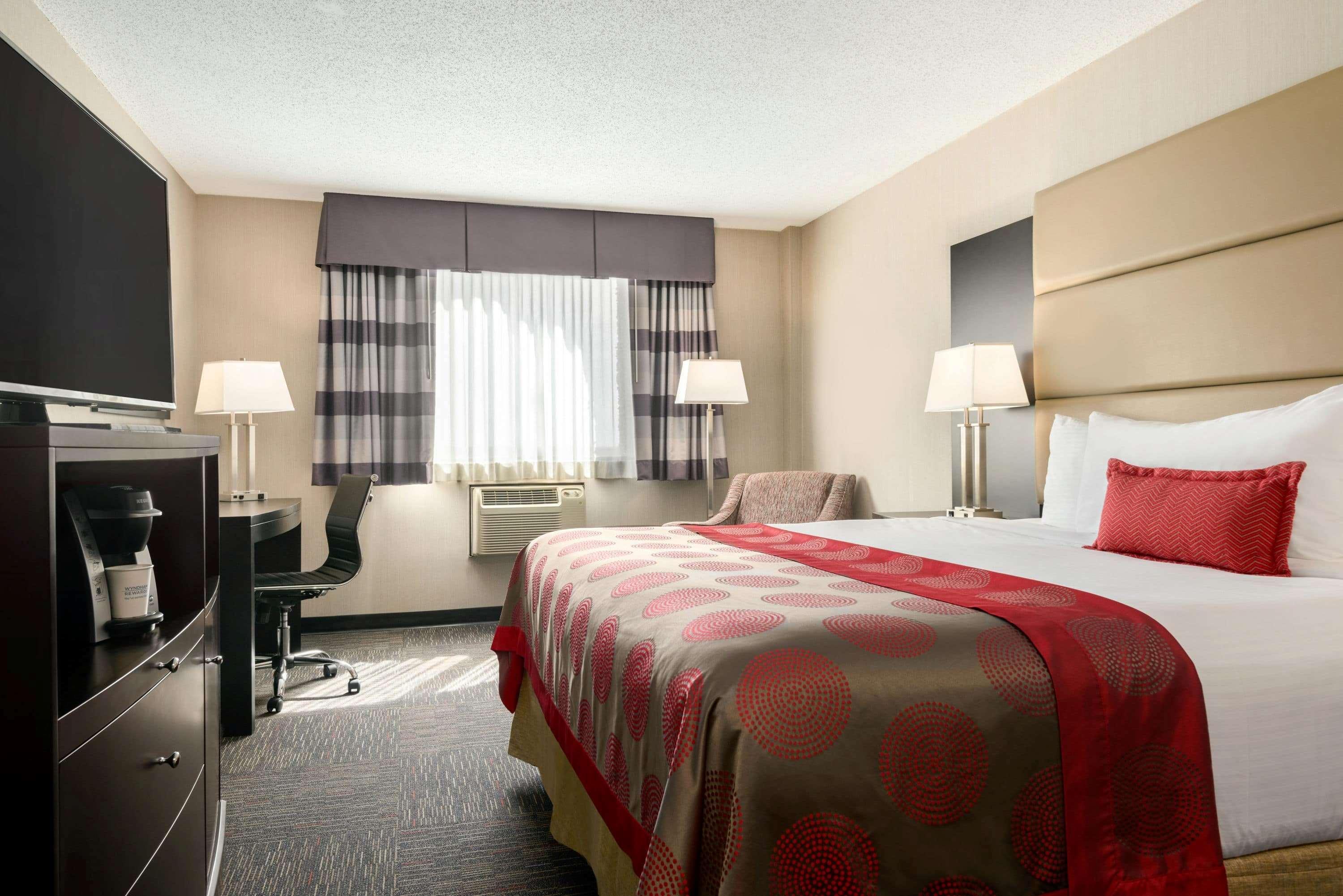 Hotel Ramada By Wyndham Saskatoon Esterno foto
