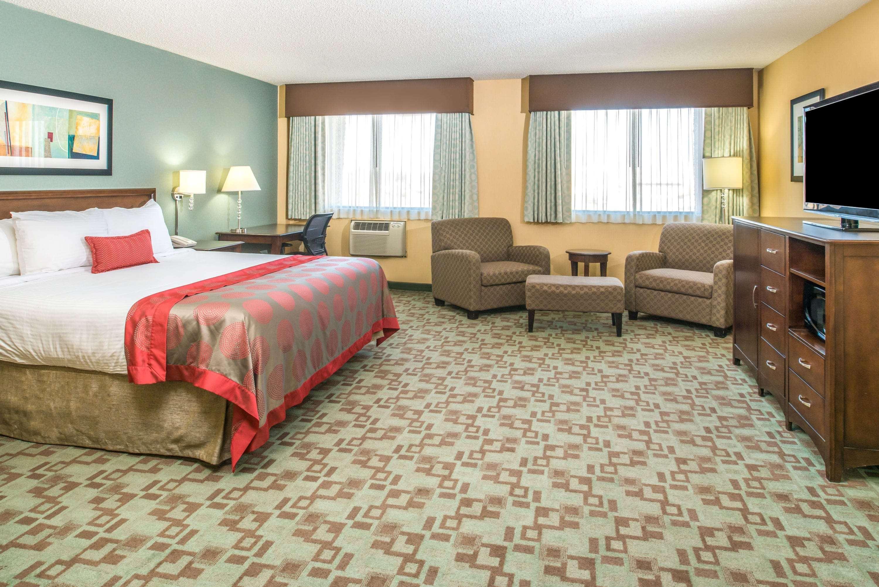 Hotel Ramada By Wyndham Saskatoon Esterno foto