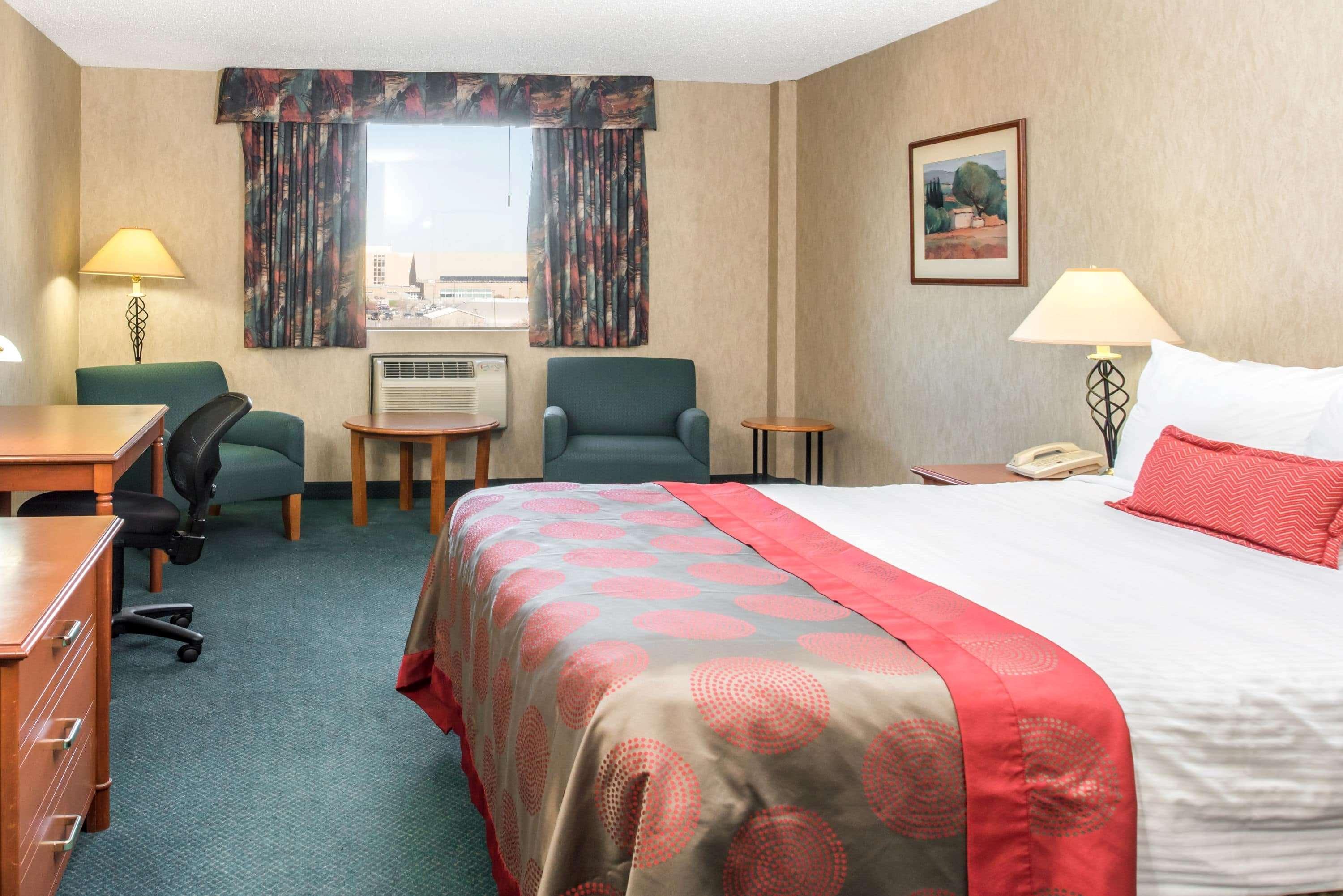 Hotel Ramada By Wyndham Saskatoon Esterno foto