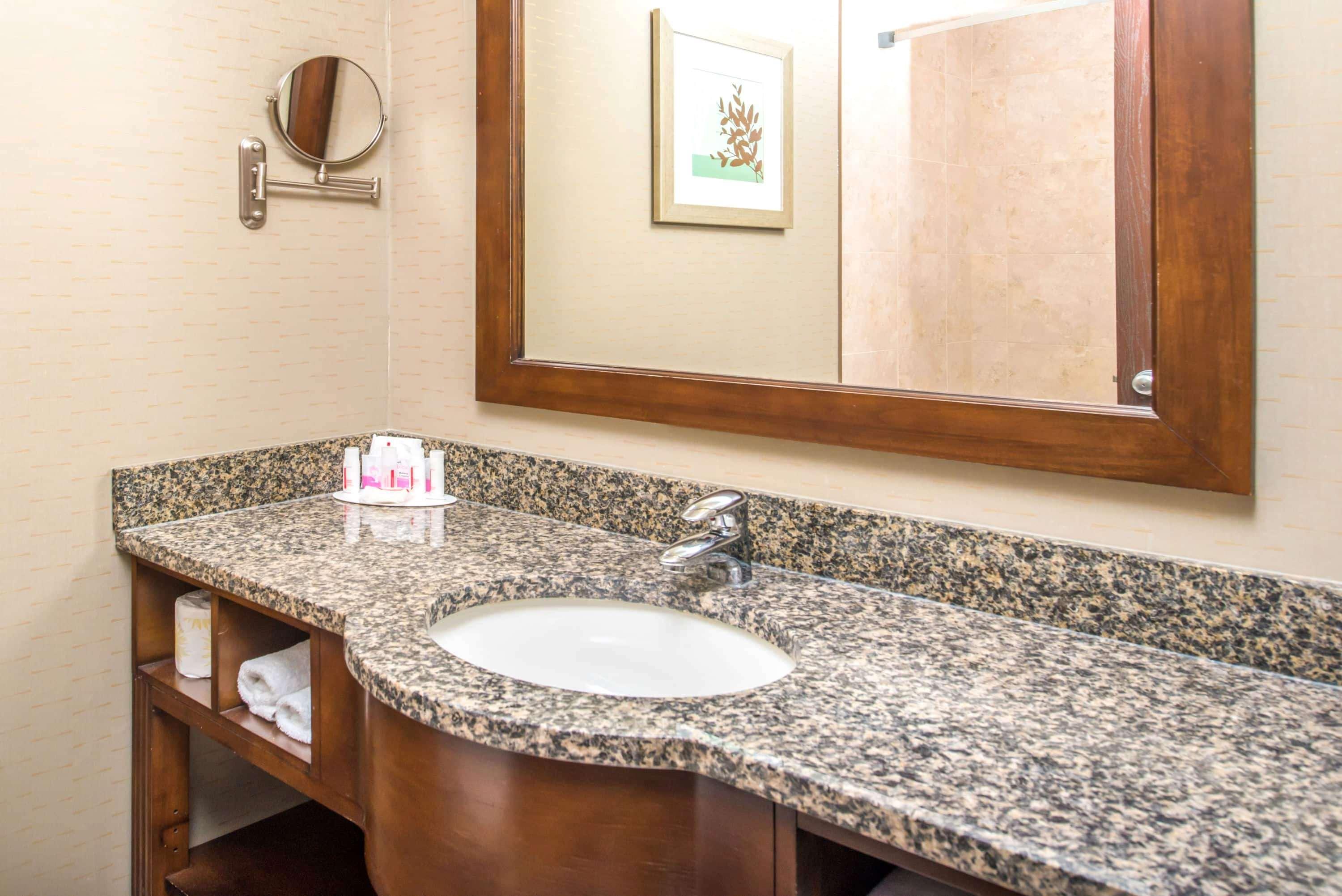 Hotel Ramada By Wyndham Saskatoon Esterno foto