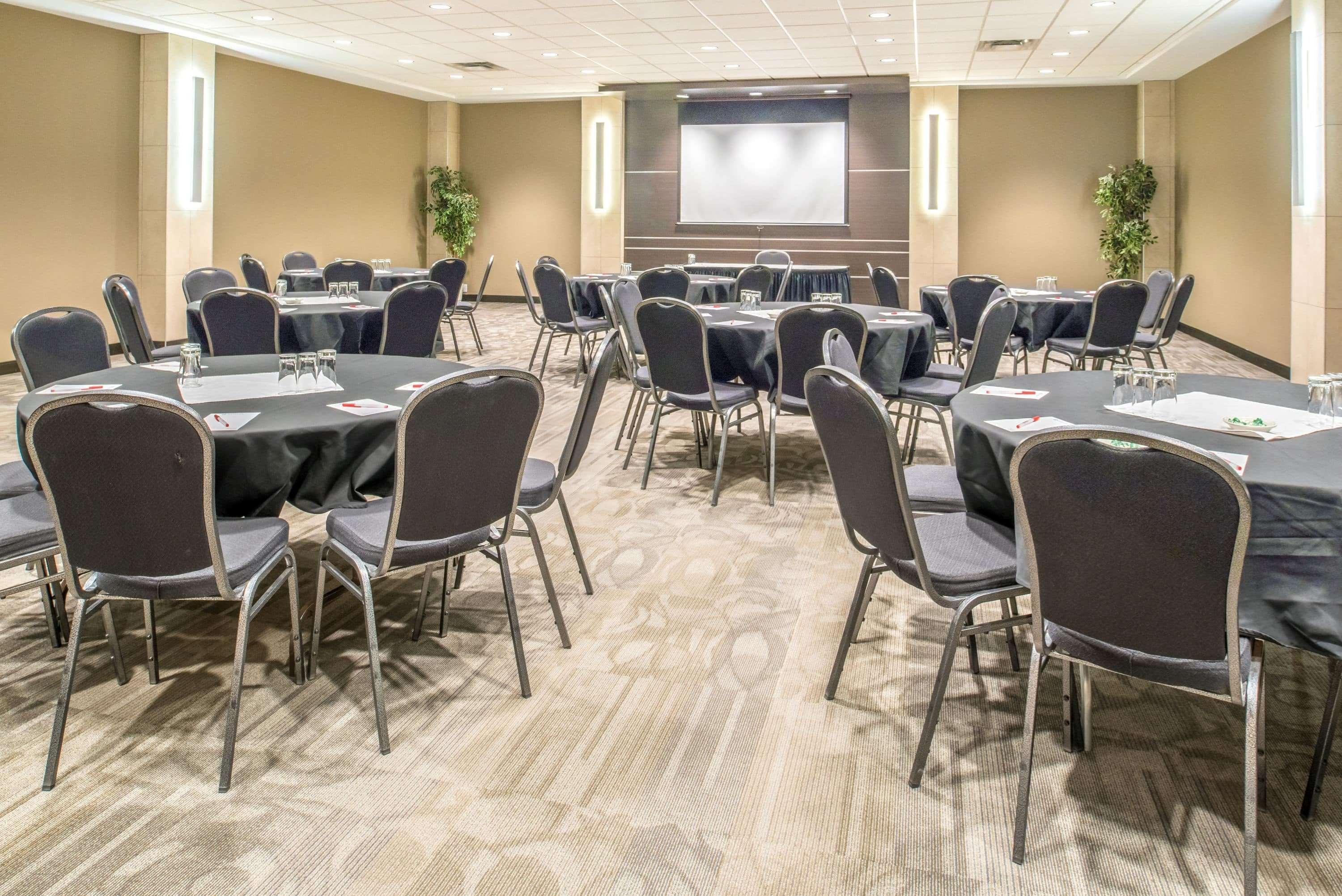Hotel Ramada By Wyndham Saskatoon Esterno foto