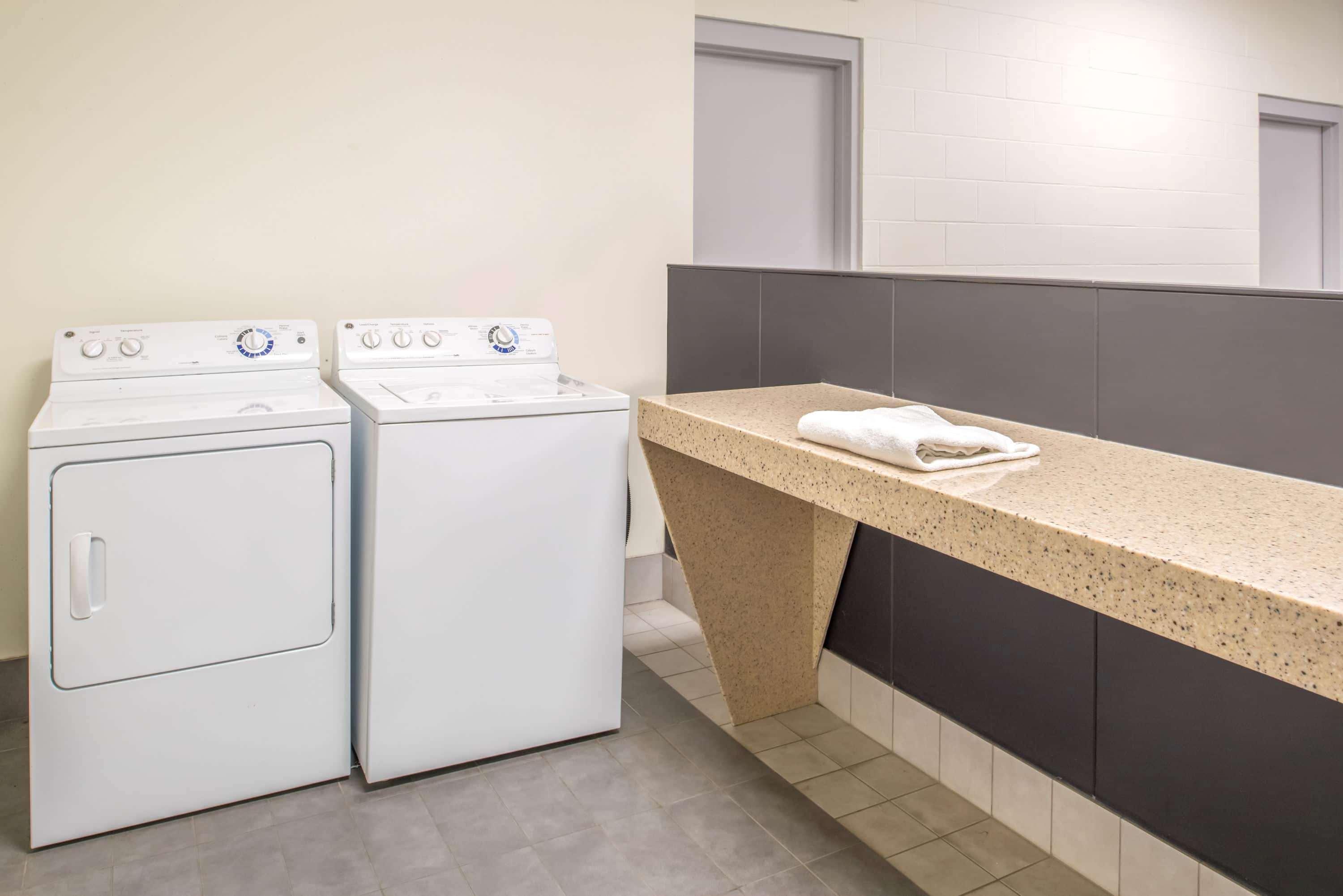 Hotel Ramada By Wyndham Saskatoon Esterno foto