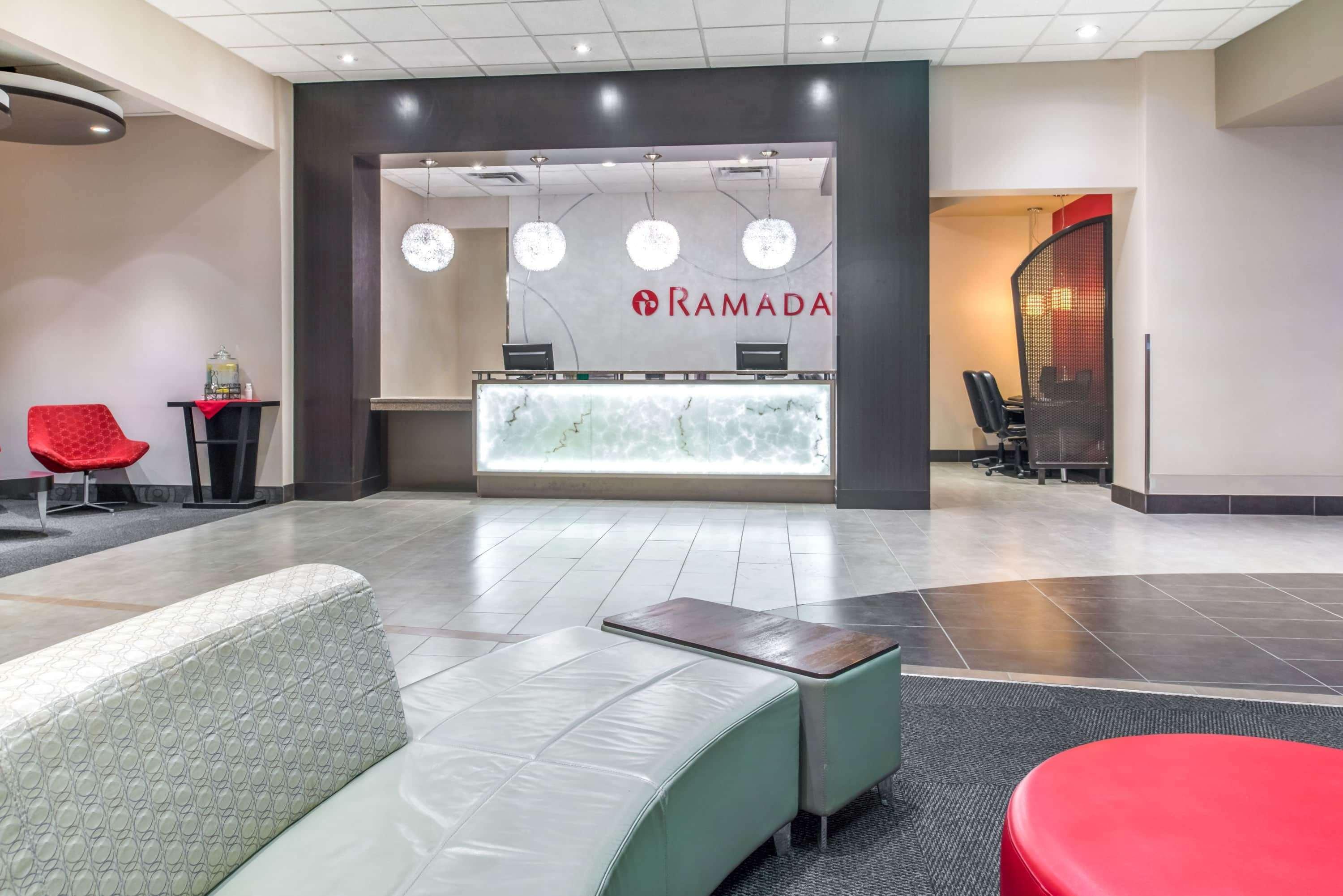 Hotel Ramada By Wyndham Saskatoon Esterno foto