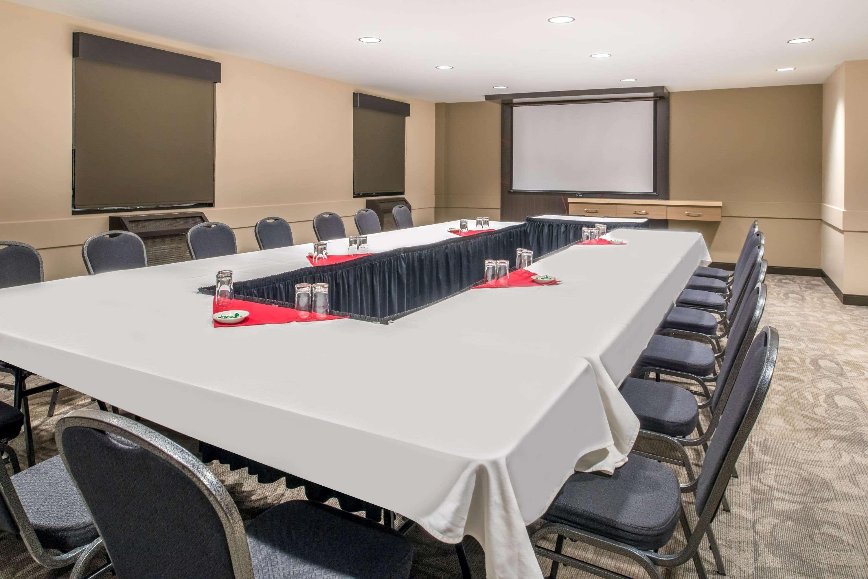 Hotel Ramada By Wyndham Saskatoon Esterno foto