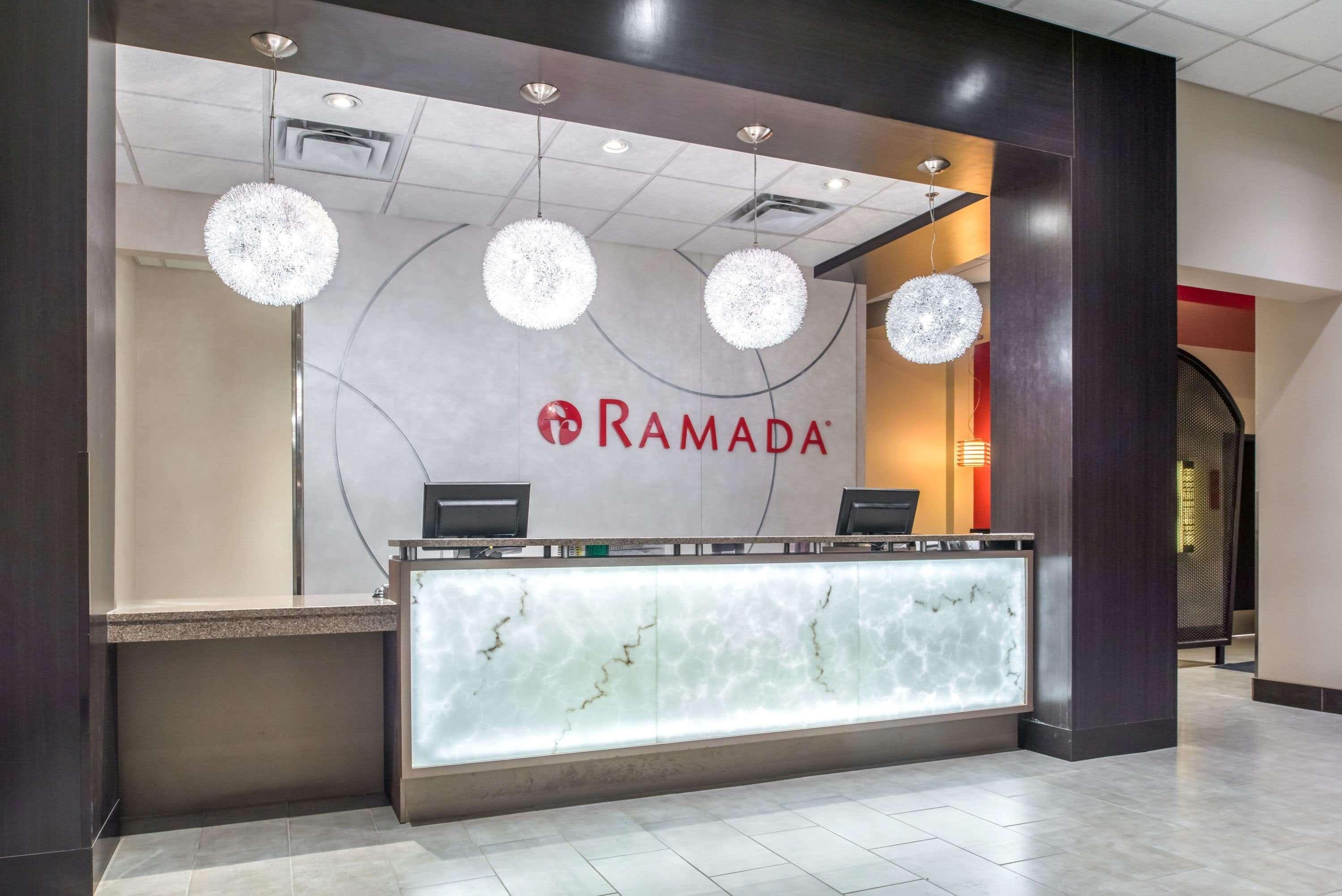 Hotel Ramada By Wyndham Saskatoon Esterno foto