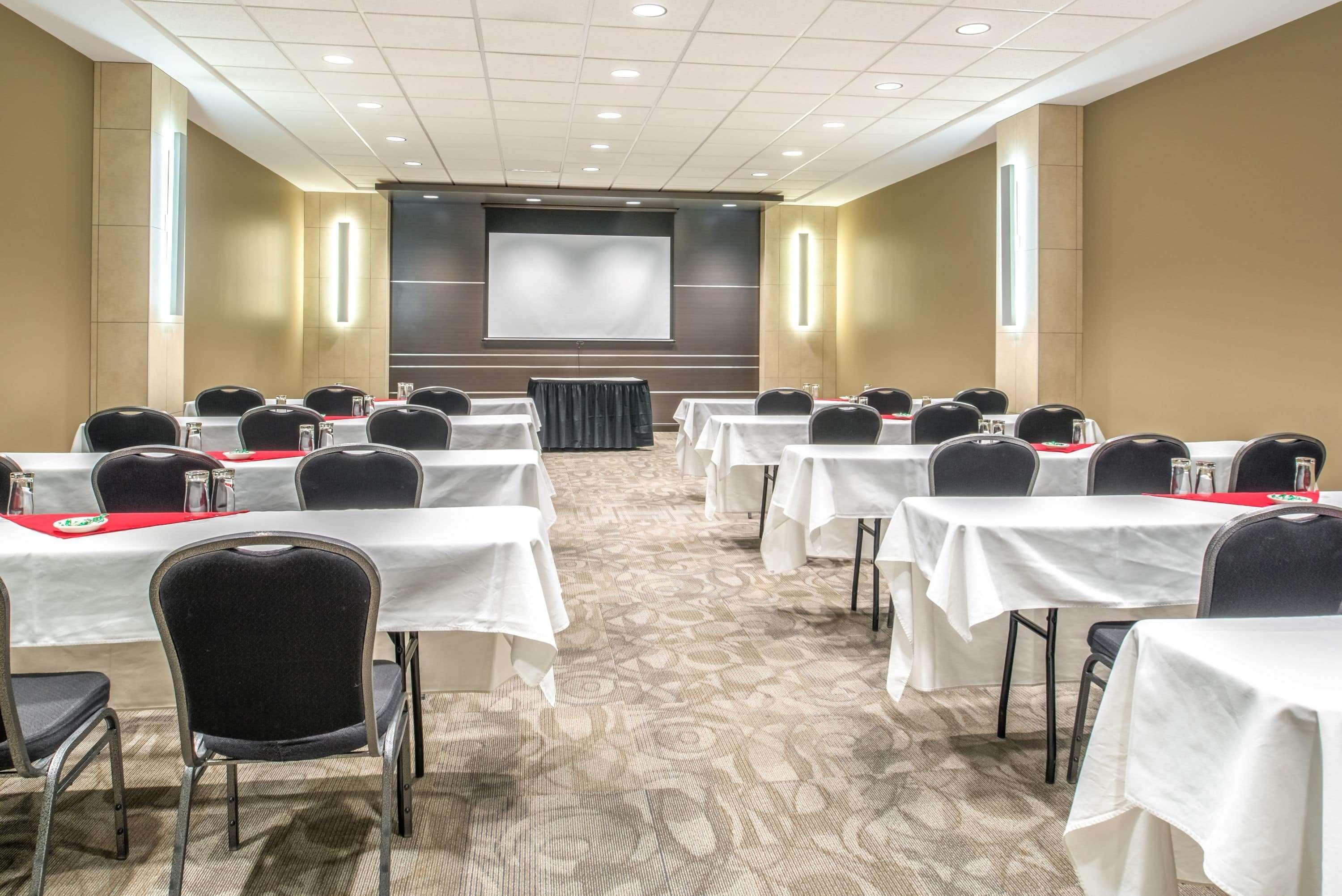 Hotel Ramada By Wyndham Saskatoon Esterno foto