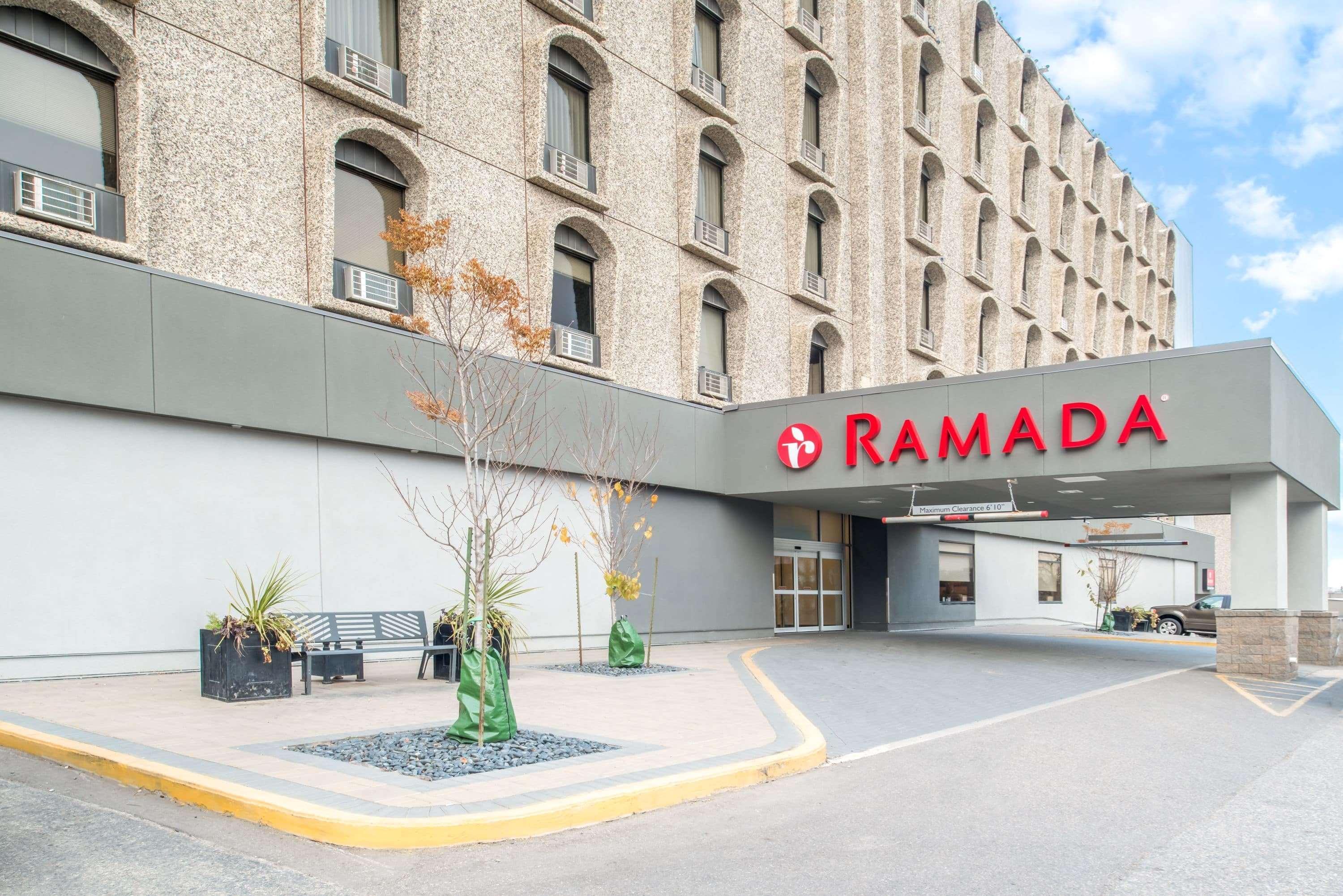 Hotel Ramada By Wyndham Saskatoon Esterno foto
